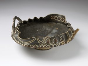 波状縁のあるカップ、クノッソス、ミノア中期、紀元前1800年頃（塗られた陶器） 作： Minoan